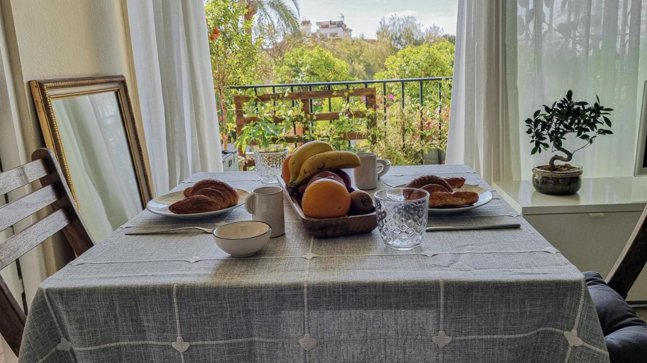 Mesa con desayuno y vistas
