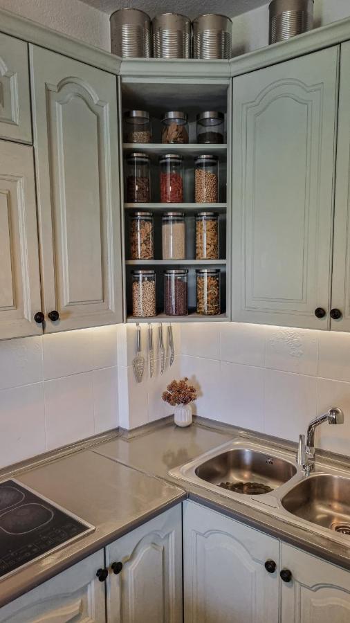 Cocina con especias organizadas