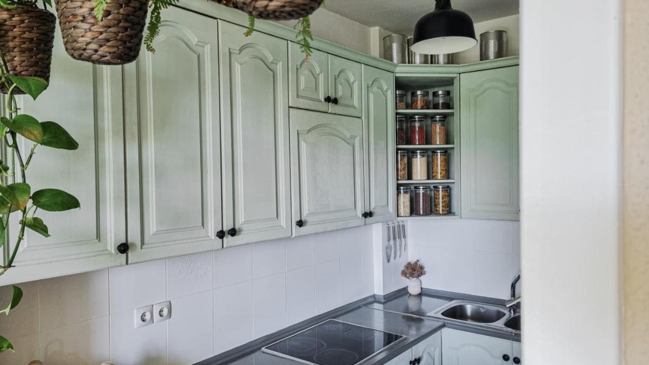 Cocina armarios verdes ángulo amplio