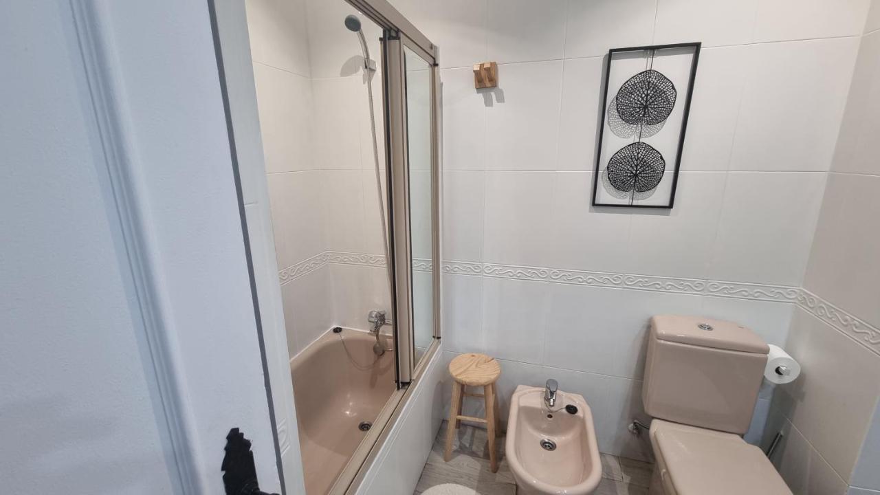 Baño con bañera y ducha